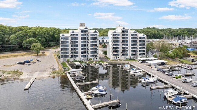 Building Photo - 2964 Lakeshore Dr