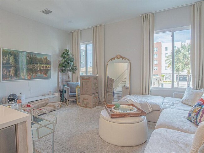 Building Photo - 370 6th St S