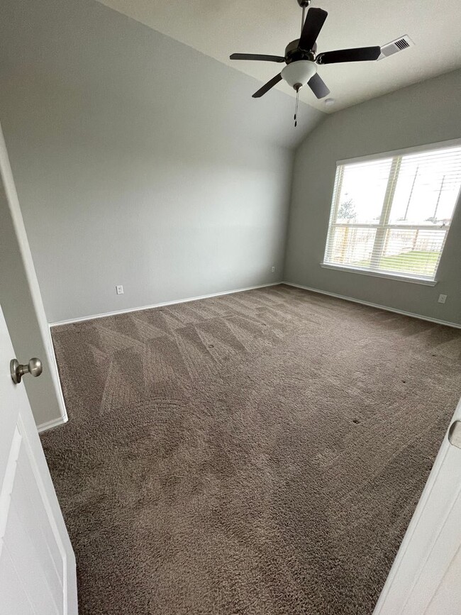 Building Photo - Large Beautiful Home located in the heart ...