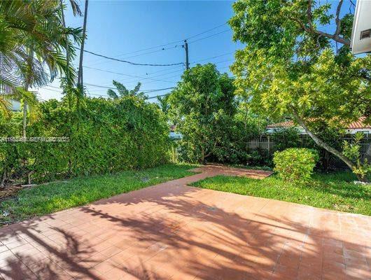 Building Photo - 2520 SW 22nd Terrace