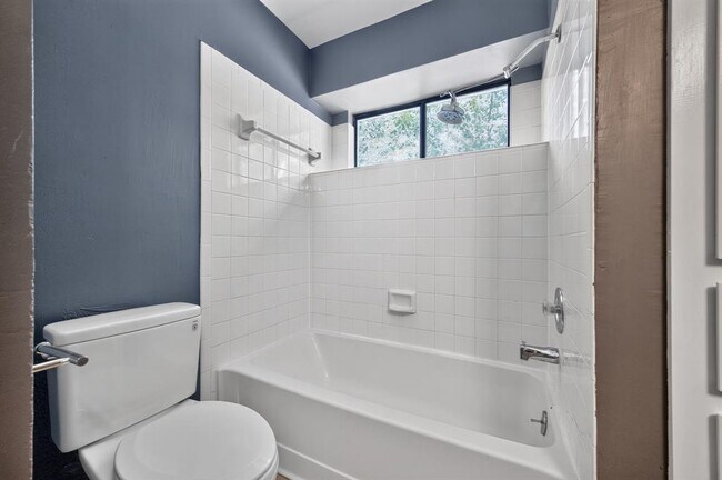 Building Photo - 801 Kavanagh Dr