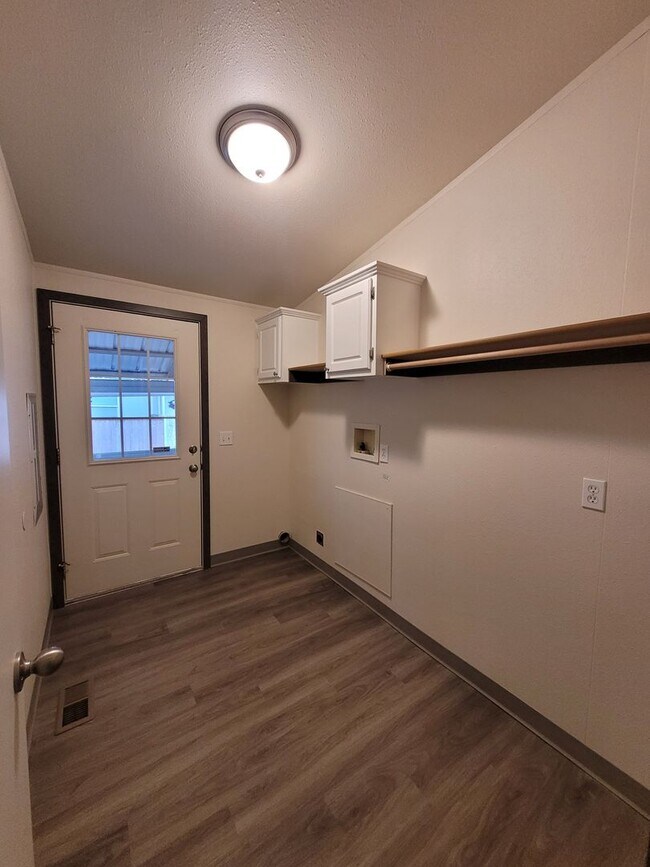 Building Photo - 3Bed : 2Bath Home with 2 Car Garage and Ac...