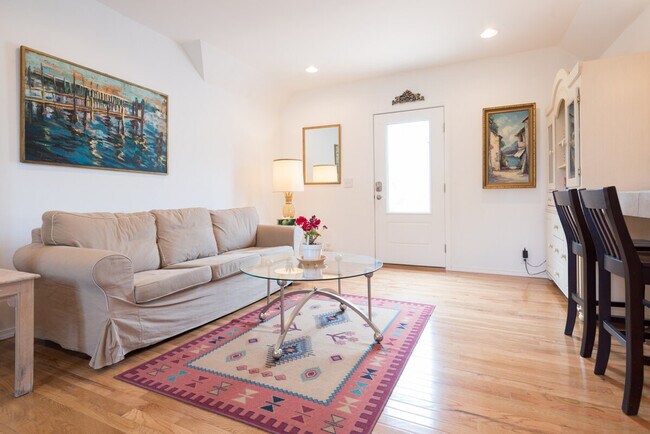 Building Photo - 900 21st Ave