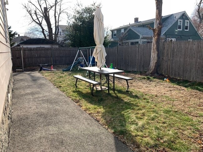 Building Photo - 10 Channing St