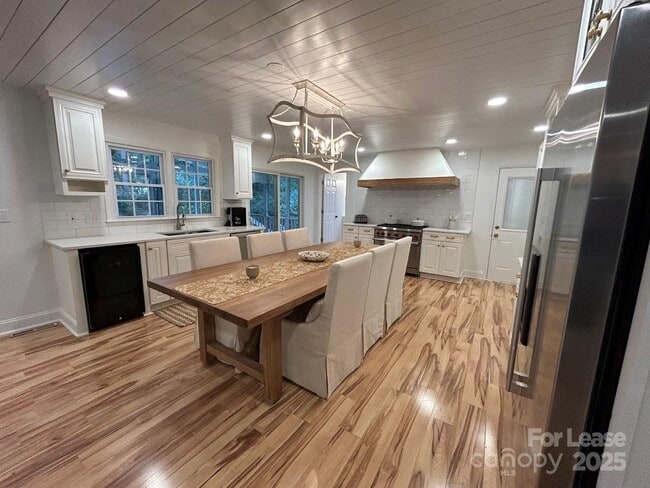 Building Photo - 10316 Whitethorn Dr