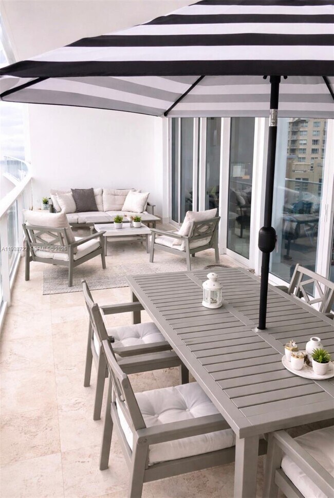 Building Photo - 2020 N Bayshore Dr