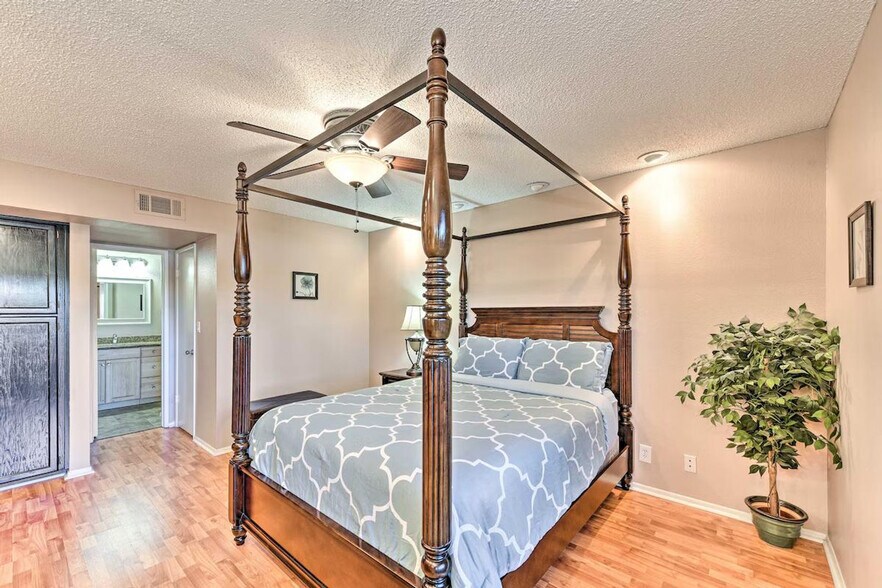 Building Photo - 602 North May-SI ID1385977P