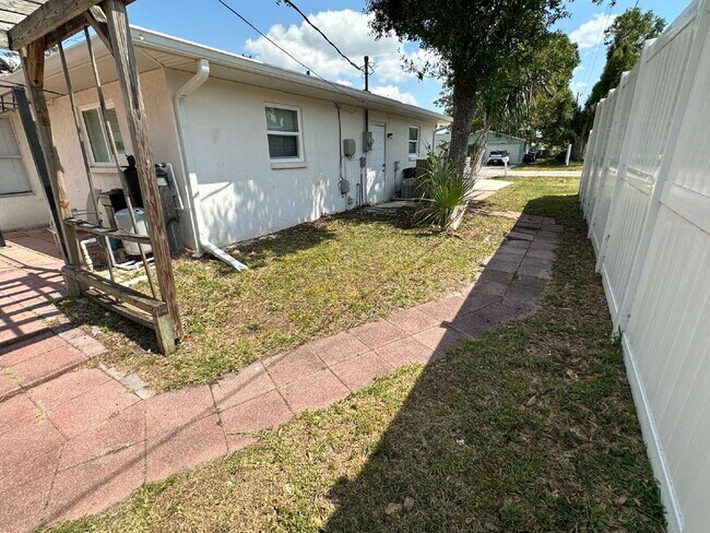 Building Photo - Updated 2 Bedroom, 2 Bathroom Home with St...