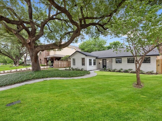 Building Photo - 2501 Briarhurst Dr