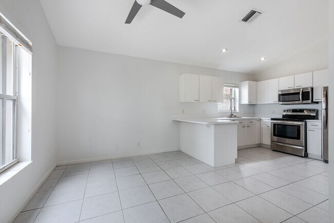 Building Photo - 1975 Oak Berry Cir