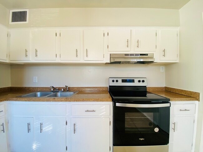 Building Photo - Corner Single Level 2 Bedroom Newly Renova...