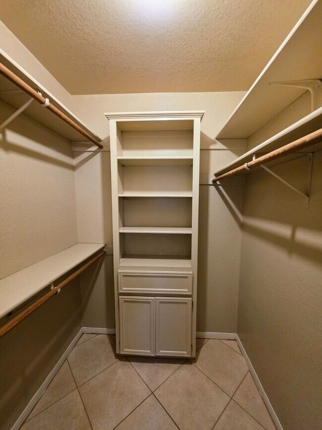 Building Photo - Beautifully Updated 4 Bedroom Home