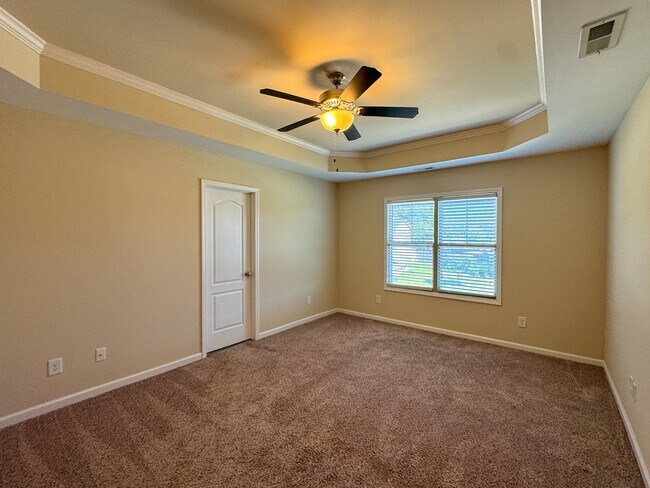 Building Photo - Stunning 4 Bed 2.5 Bath Raeford Home