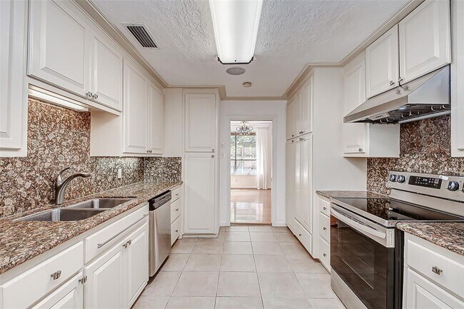 Building Photo - 201 Vanderpool Ln