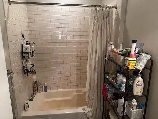 Building Photo - Spacious 3 Bed, 2 Bath Steps to Taylor Street