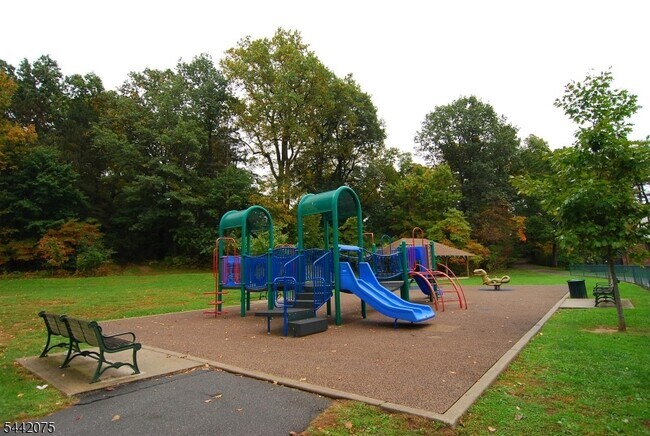 Building Photo - 28 Wedgewood Dr