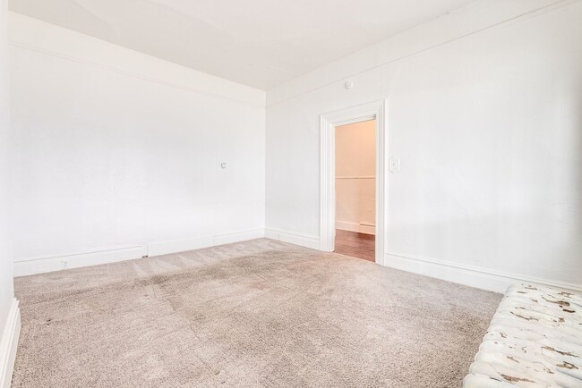 Building Photo - AVAILABLE July 2026 - Huge 5 Bedroom, 2 Bath Home in South Side Slopes w/ Garage Attached!