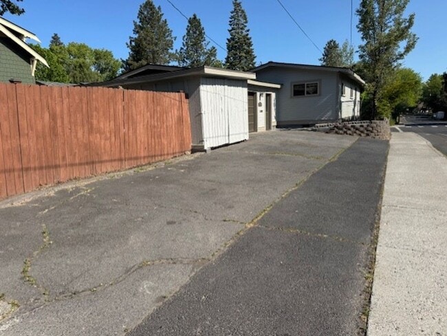 Building Photo - Downtown Bend Bungalow