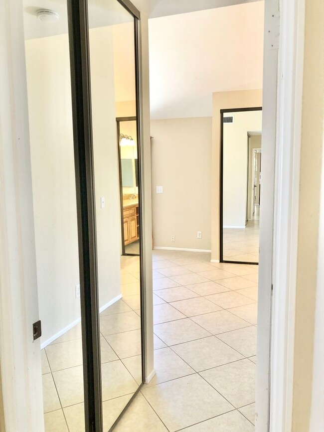 Building Photo - Sweet Single-Story, Completely Detached, in the Picturesque Fallbrook Village HOA Community!