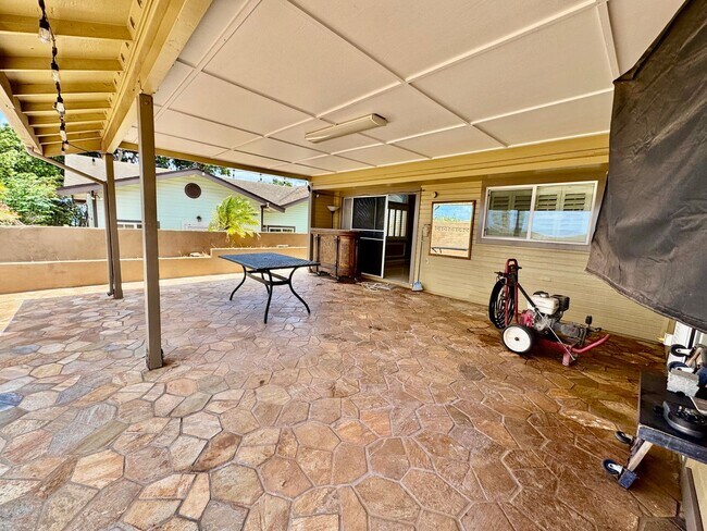 Building Photo - Available now | A 4 Bedroom, 2 Bathroom Si...