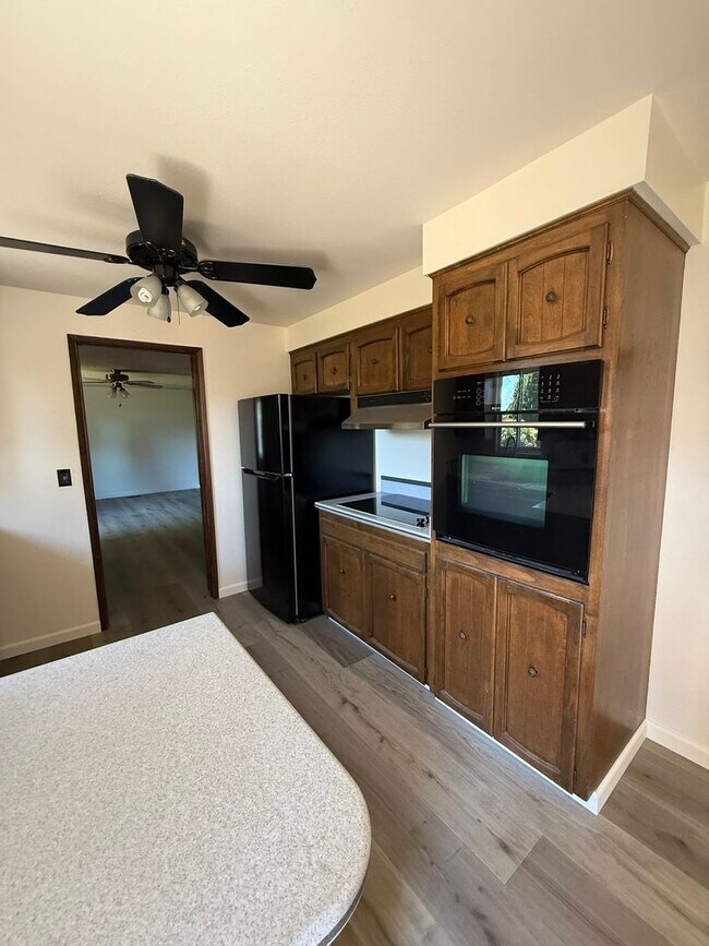 Building Photo - Stunning Pet Friendly Three Bedroom Corval...
