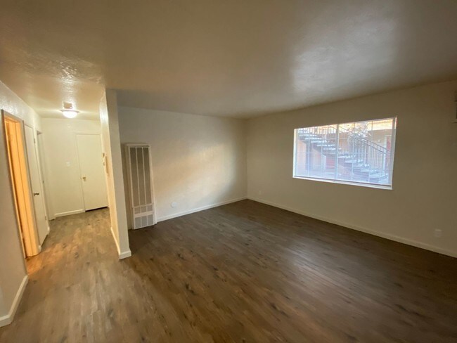 Building Photo - 404 S Chestnut Ave