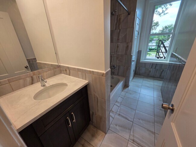 Building Photo - Newly Renovated 2 Bedroom Apartment *MOVE-...