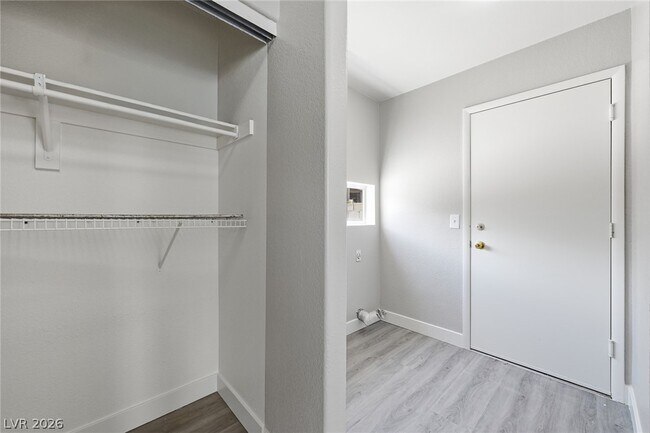 Building Photo - 808 Majestic Rock Cir