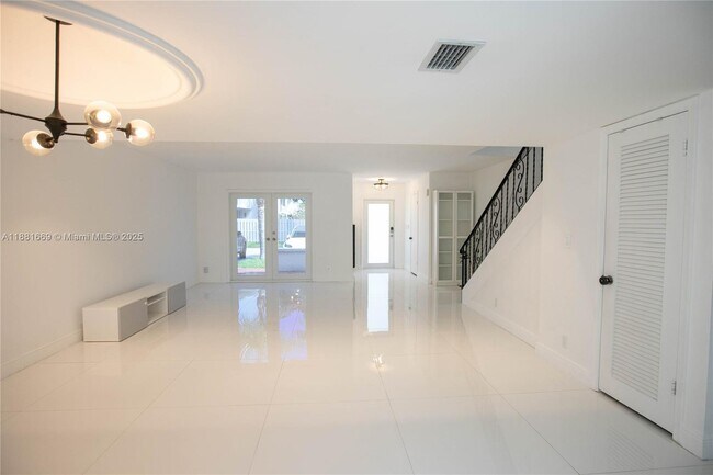 Primary Photo - 2714 NE 8th St