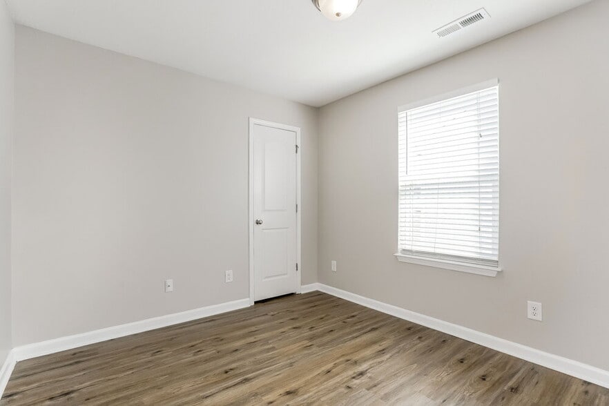 Building Photo - 4745 Queen Pierrette St