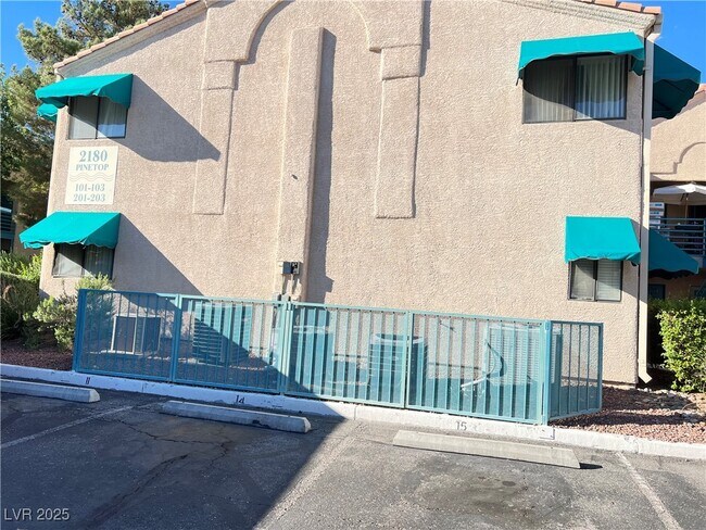 Building Photo - 2180 Pinetop Ln