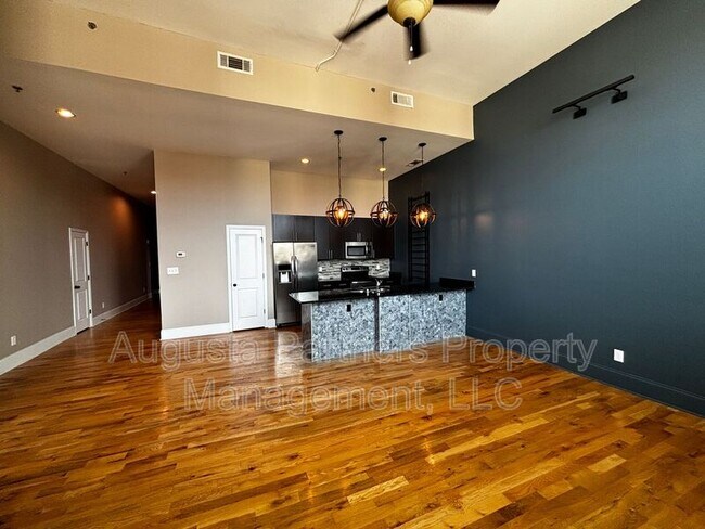 Building Photo - 936 Broad St