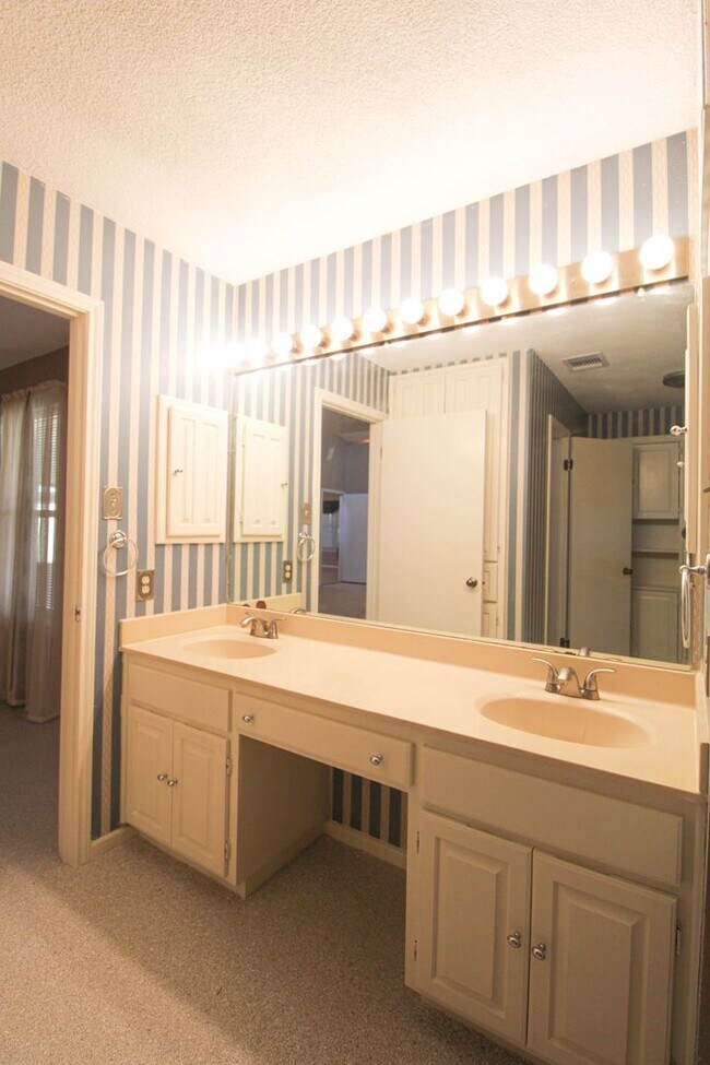 Building Photo - 10323 Quail Meadow St