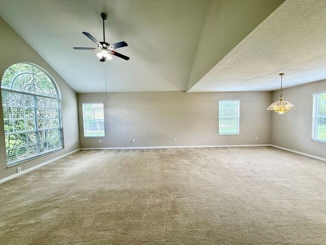 Building Photo - LARGE AND SPACIOUS 4/3 HOME IN EAST ORLANDO WEDGEFIED COMMUNITY