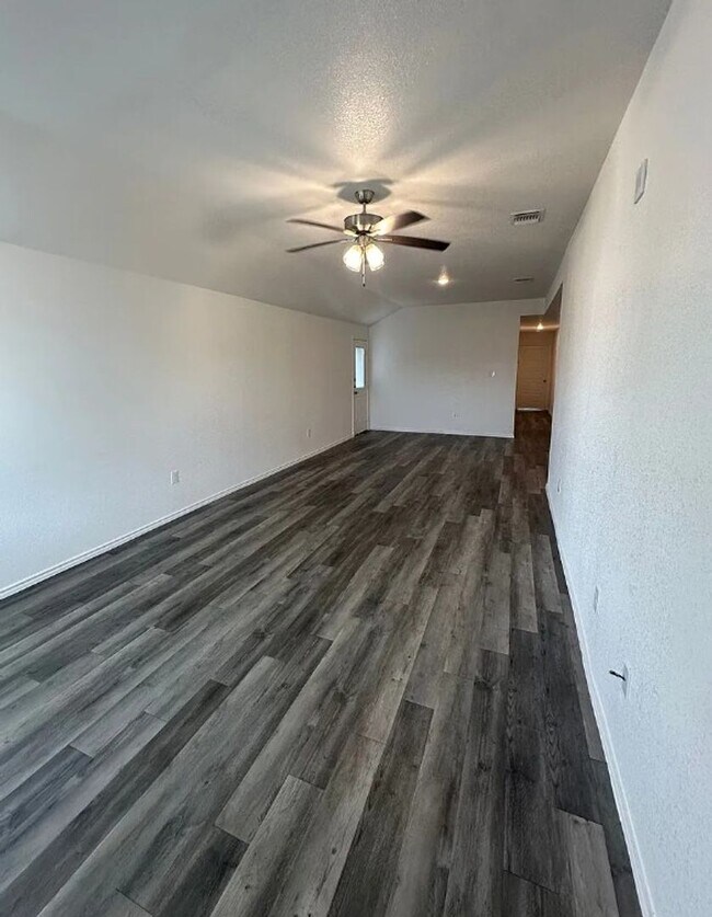 Building Photo - AVAILABLE NOW! (SECTION 8 ACCEPTED)