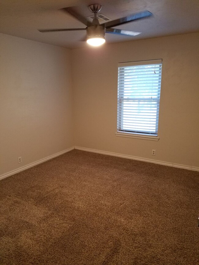 Building Photo - Remodeled 3 bedroom 1 bathroom house in Ed...