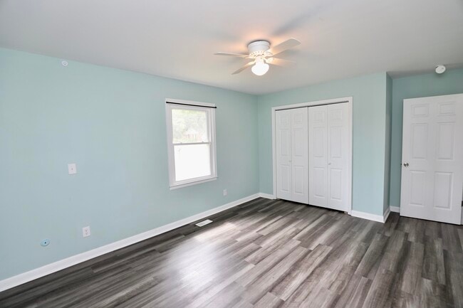 Building Photo - 807 N Guignard Dr