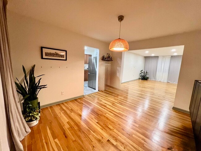 Building Photo - 724 6th St