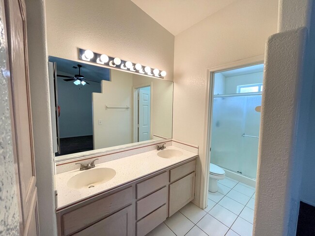 Building Photo - Great 3 Bedroom, 2 Bathroom Home in El Camino Village on the Parkway!