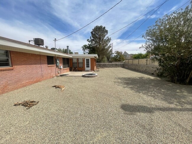 Building Photo - Charming 4 Bedroom/2 Bathroom House Near NMSU