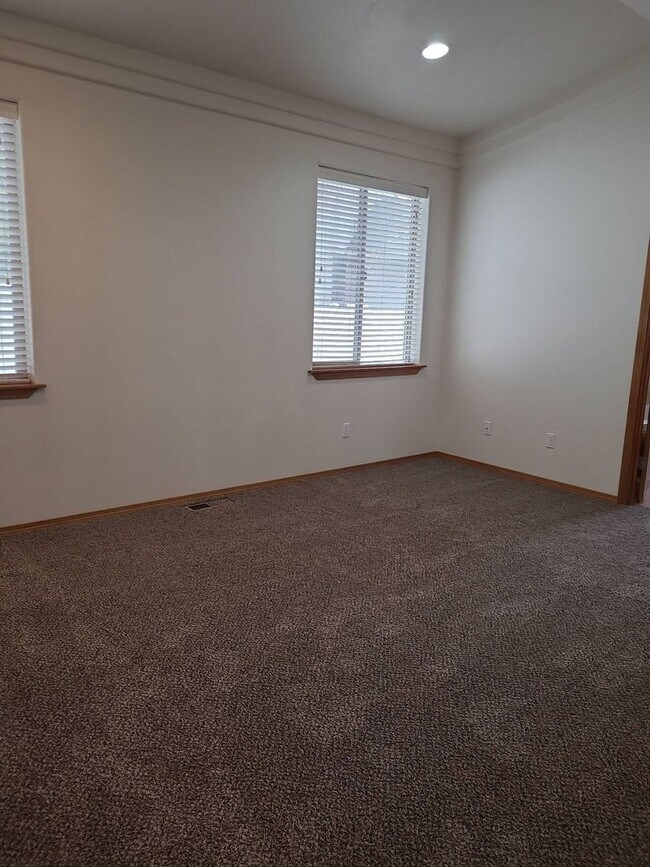 Building Photo - Cove West Neighborhood- Private Beach, Par...