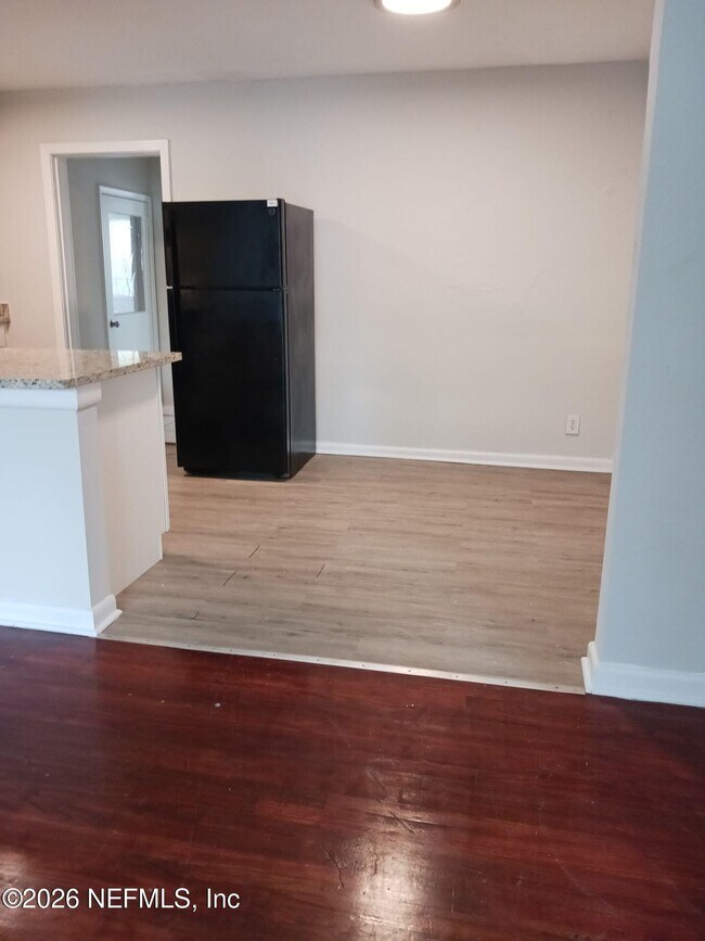 Building Photo - 2733 King Cole Dr