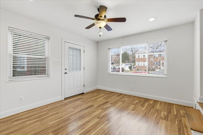 Building Photo - 3 BR | 1 BA | 864Sqft | Newly Fenced Yard