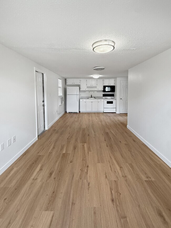 Building Photo - 204 2nd St