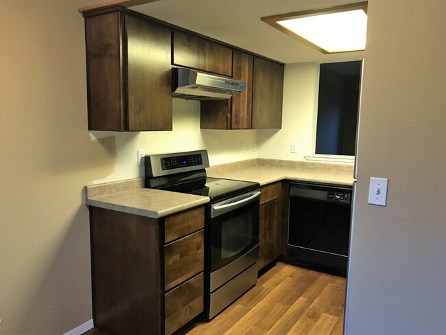 Building Photo - Two bedroom townhouse near Downtown!  Available Now