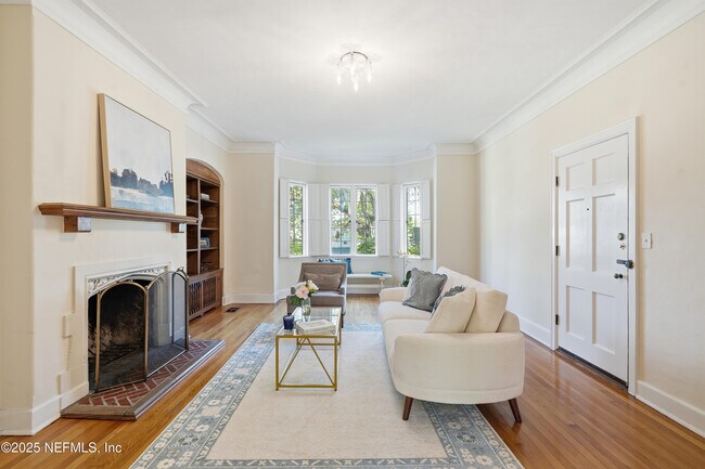 Building Photo - 3319 Pine St