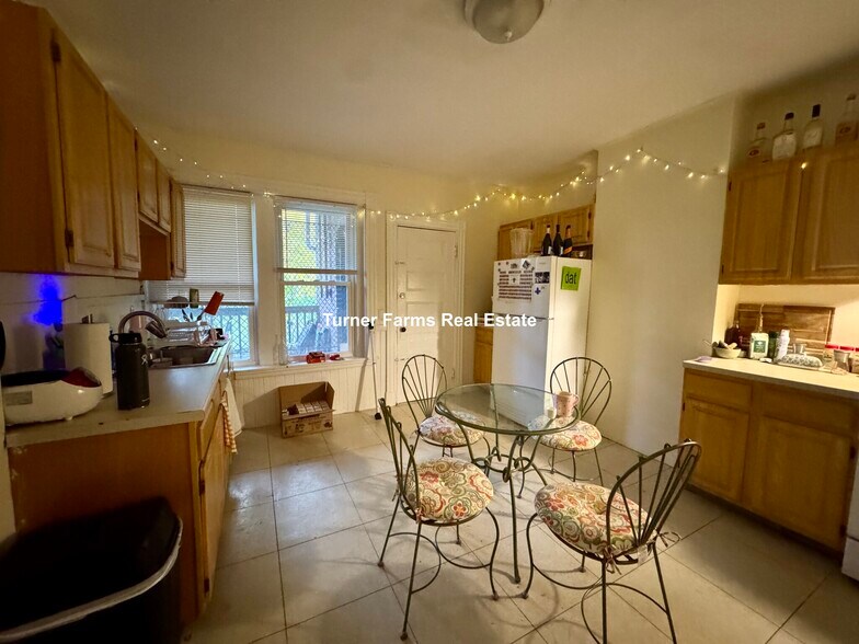 Building Photo - 96 Calumet St