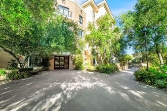 Building Photo - Lakefront Resort Living with Stunning Views in Lake Las Vegas!