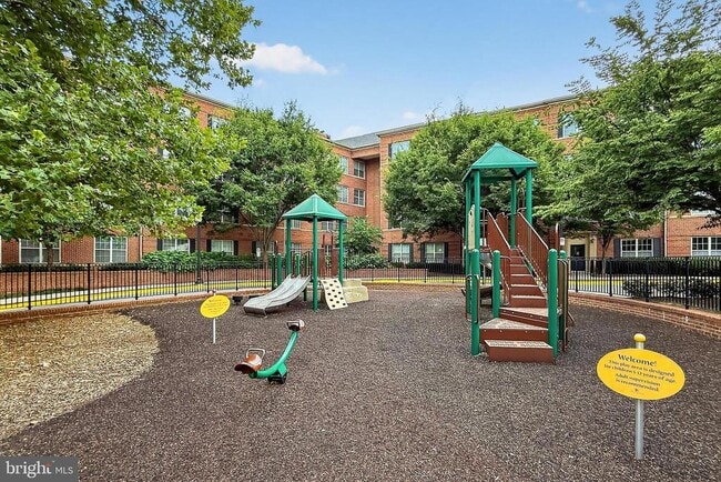 Building Photo - 322 N George Mason Dr