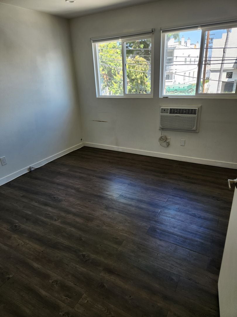 Building Photo - 4323 Van Nuys Blvd